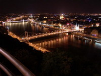Elisabeth- und Kettenbrücke bei Nacht